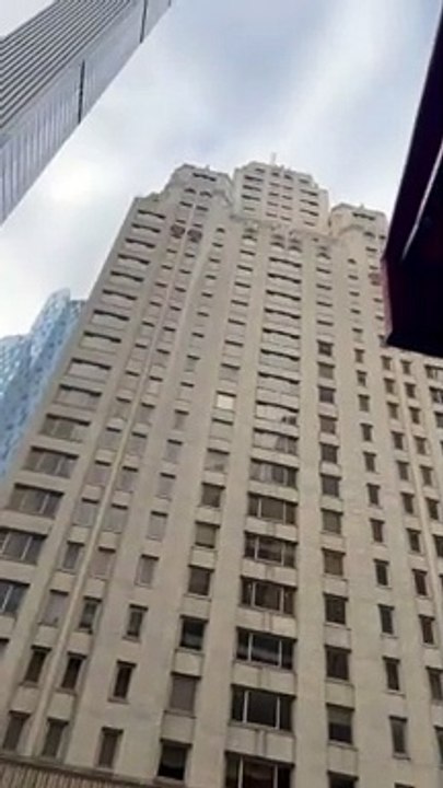 Passer devant des gratte-ciels est dangereux à la sortie de l'hiver à New York !