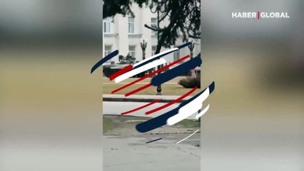 Rus askerlerin indirdiği Ukrayna bayrağını siviller ellerinden aldı