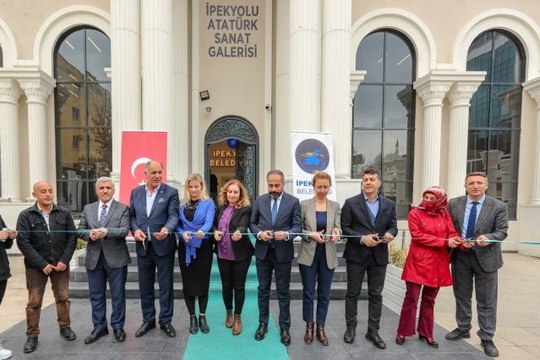 Van'da sergi açan Rus Ressam Kirillova: Dünyada barış istiyorum