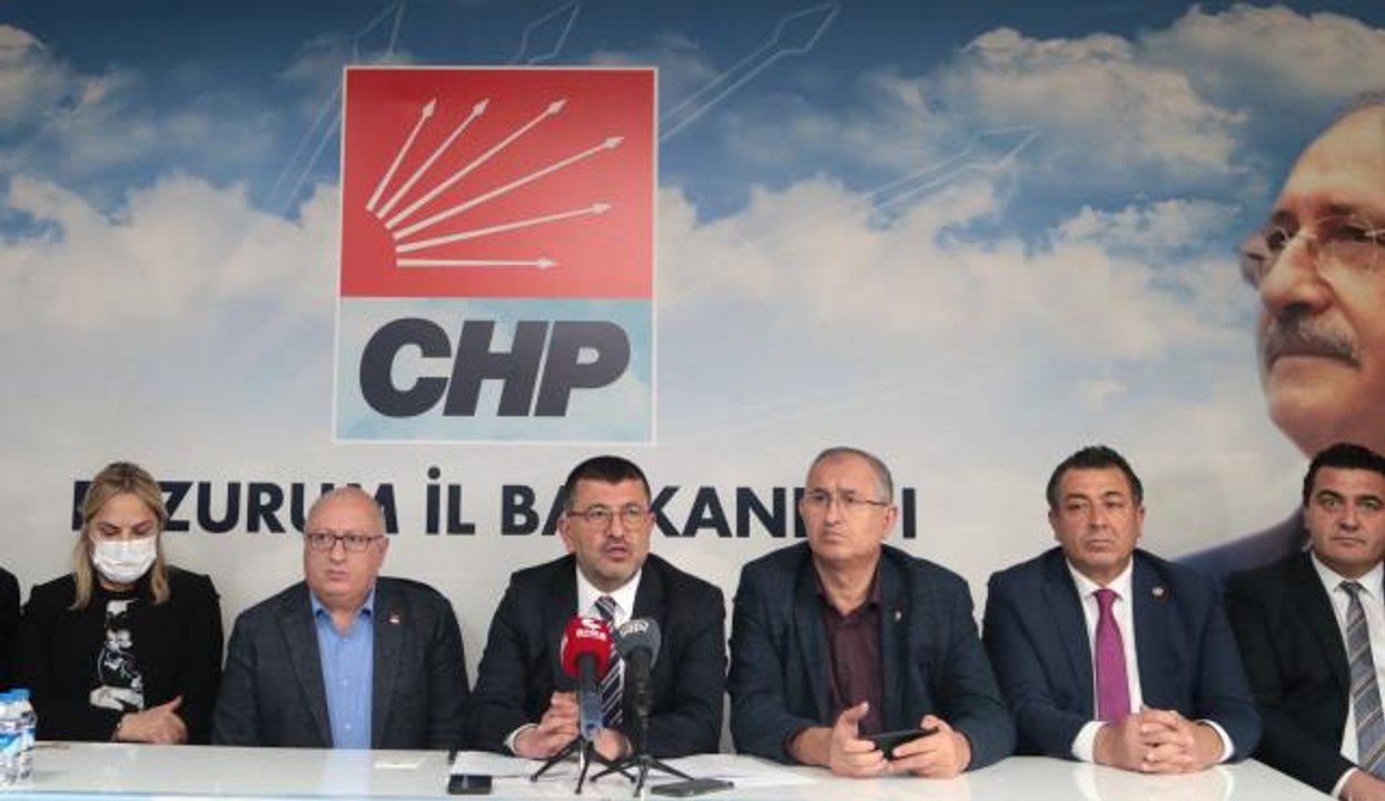 CHP'li Veli Ağbaba "esnaf masası" heyetiyle ziyaret ettiği partisinin il başkanlığında konuştu