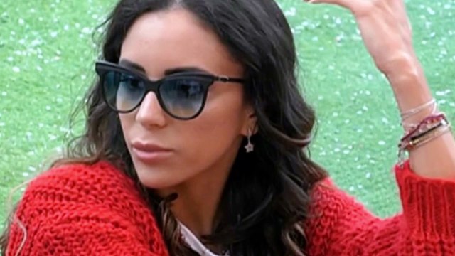 “So perché lo fa, che schifo”. GF Vip. L’abbraccio, poi la coltellata di Lulù Selassié a Jessica