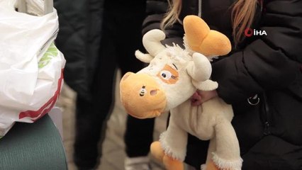 Oyuncaklarıyla Lviv'den ayrılan çocuklar Polonya'ya sığındı
