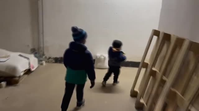 Los ucranianos viven en los sótanos refugiados