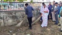 महापौर मुनेश गुर्जर ने उठाई झाडू, क्यों आया गुस्सा... देखिए वीडीयो