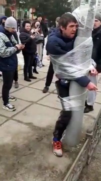 Ukrayna'da yakaladıkları yağmacıyı direğe bağladılar