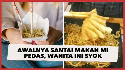 Awalnya Santai Makan Mi Pedas, Wanita Ini Syok Temukan Benda Asing di Topping Pangsit