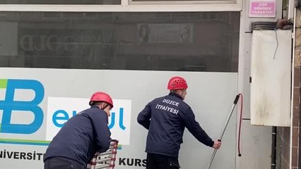 Çatıda mahsur kalan köpek kurtarıldı