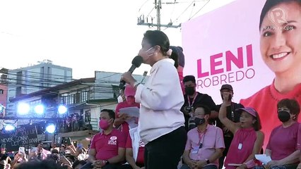 Robredo reads Kakampinks' witty slogans in Sampaloc, Manila sortie