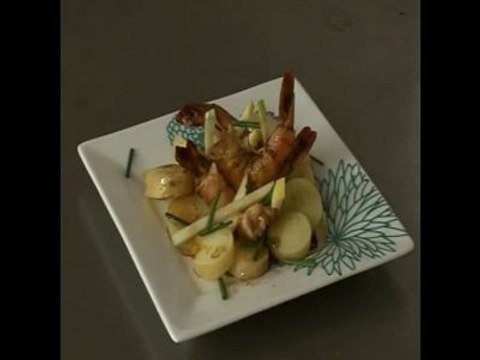 L'atelier des Chefs : pommes grenaille et pommes fruit in salada, crevettes