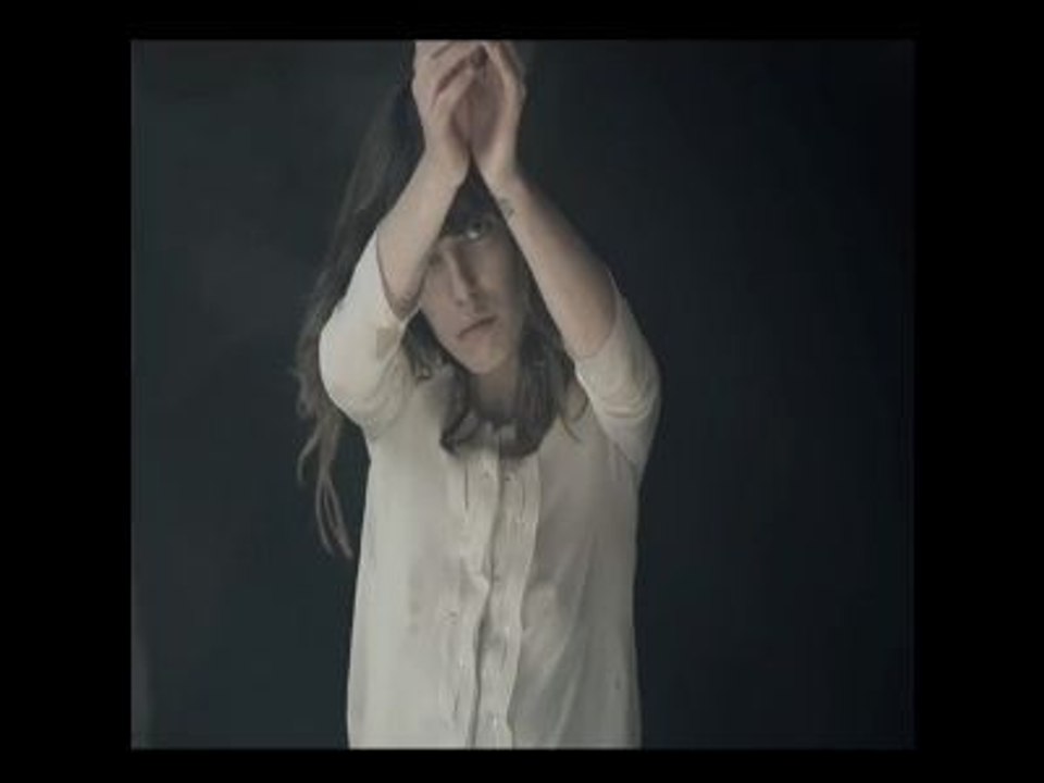 Lou Doillon, femme des cavernes pour Vanessa Bruno