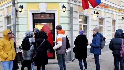 Tải video: Russia, corsa a ritirare i risparmi. E per strada tanti chiedono 