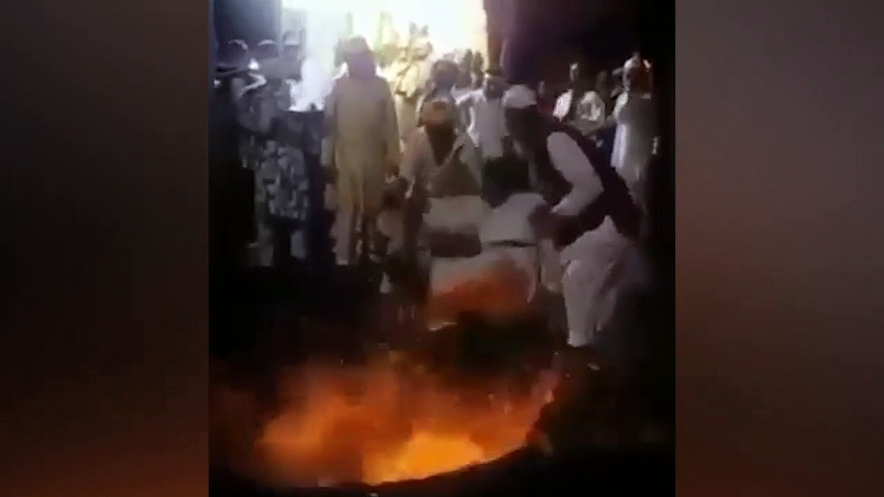 Tarikatçılar ayin sırasında alev alev yanan köz kuyusunda ateşin içine düştüler!
