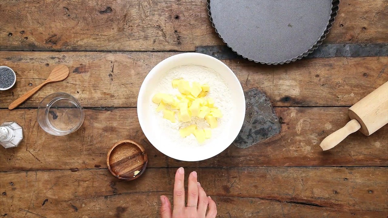 Notre inspirée Maïa du blog "Petits Béguins" nous dévoile toutes les étapes pour réaliser une savoureuse Rainbow Tarte.