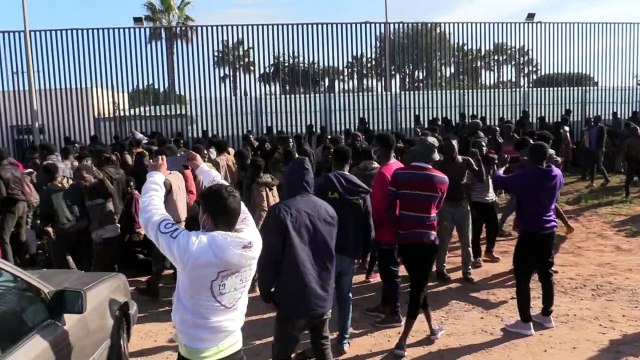 Mais de 2.500 migrantes tentam cruzar a fronteira com a Espanha