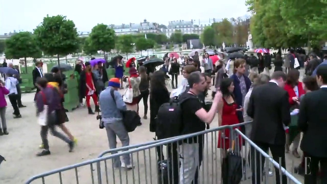 Elie Saab nous emmène dans les coulisses de son...