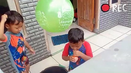 exciting !!! play colorful water ball