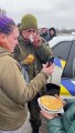Ucranianos oferecem chá a soldado russo que chora enquanto fala com a mãe