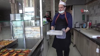 Bir kase çorba parasına 3 çeşit yemek satıyor