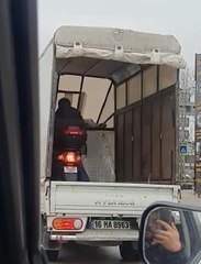 KAMYONETİN KASASINDA MOTOSİKLETLE YOLCULUK