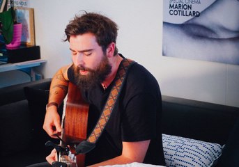 ELLE LIVE #13 : Hugo Barriol chante à la rédaction