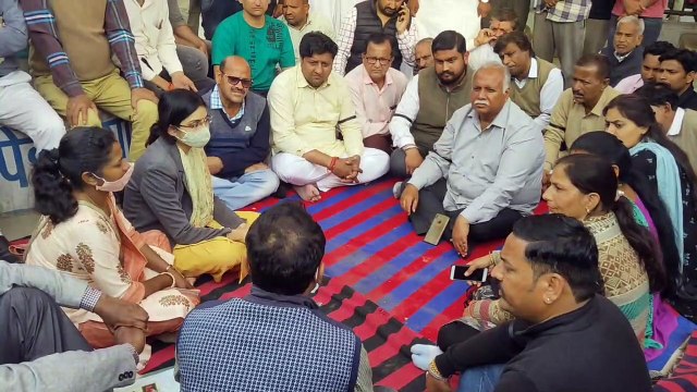 अधिकारियों को सुनाई खरी-खरी, अब अनशन करेंगे