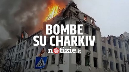 Télécharger la video: Guerra Russia-Ucraina, bombe su Charkiv: le immagini dei palazzi sventrati dai missili di Putin