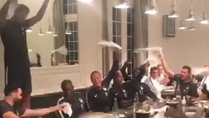 Bizuté par les Bleus, Benjamin Lecomte met le feu à table, mais c’est N’Golo Kanté qui fait le buzz !