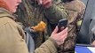 Des Ukrainiens offrent de la nourriture chaude et du thé à un soldat russe qui a déposé les armes