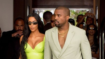 Kanye West pique les chaussures de Kim Kardashian, la toile s’emballe