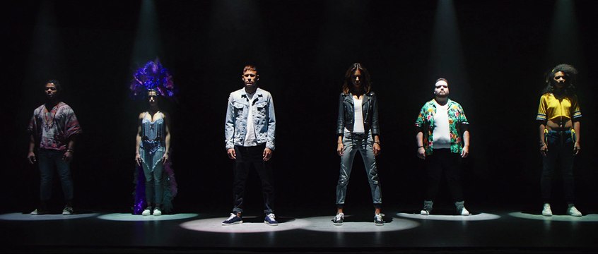 Replay choisit Neymar Jr et Alessandra Ambrosio pour ses jeans Hyperfree