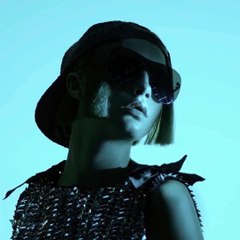 Cara Delevingne pose pour Chanel Eyewear