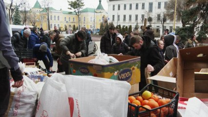 Ucranianos juntan donaciones para víctimas y soldados