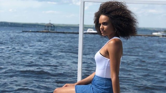 Alicia Aylies change radicalement de tête pour les vacances