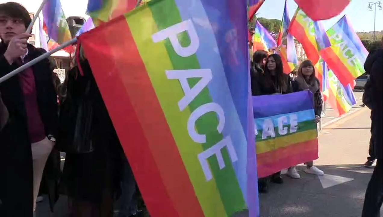 Studenti ucraini, russi e italiani manifestano contro la guerra davanti all'università La Sapienza