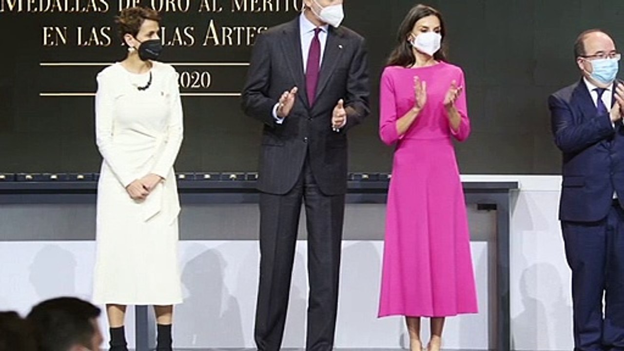 Letizia di Spagna, uno schianto in fucsia. E si precipita a salvare la situazione