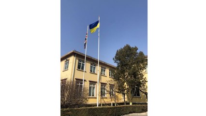 중국 주재 英 대사관, 우크라이나 국기 나란히 걸어 / YTN