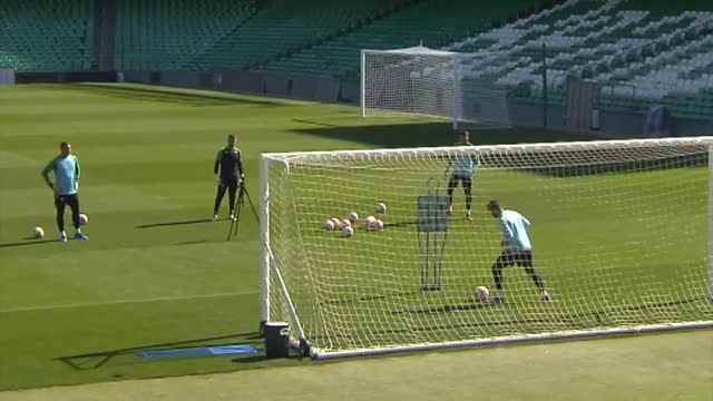 Pellegrini apuesta por Claudio Bravo en la portería y podrá contar con Bellerín, Fekir y Canales que eran duda