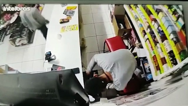 Veja a ação de bandidos em empresa de Cascavel; Armados, eles roubaram sete garrafas de whisky