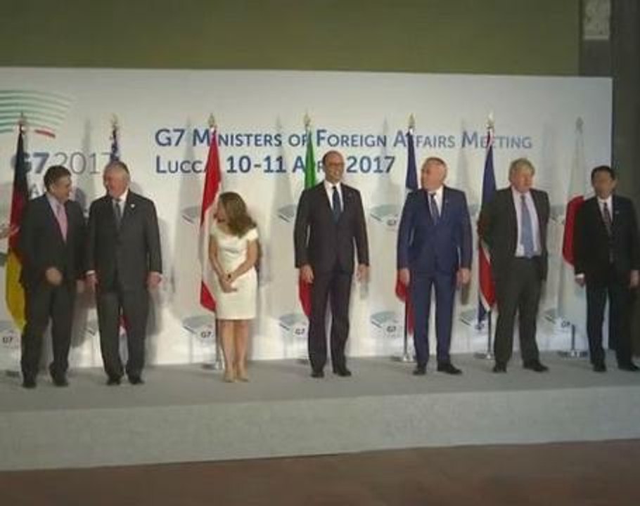 G7 foreign ministers pose for family photo