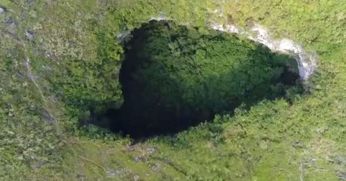 China: Incredible Cave Found by Chinese and British Spelunkers