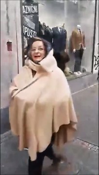 Ce violoniste de rue a tout compris... Pas besoin de violon