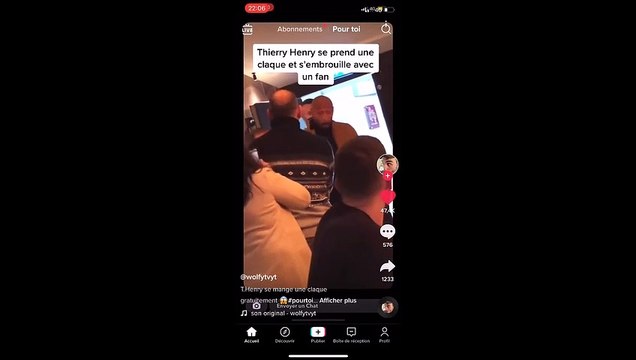 Thierry Henry n'aime pas trop qu'on lui touche la joue... Pas content