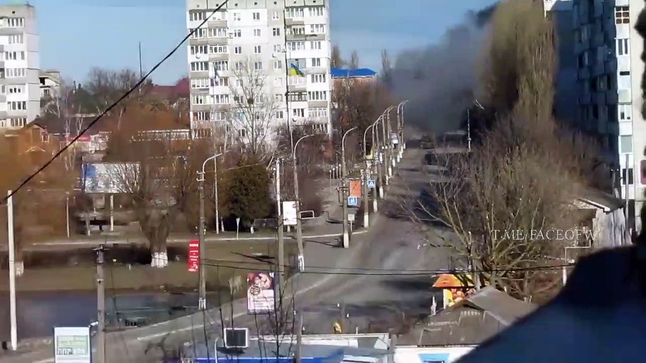 Un ukrainien filme un char russe qui tire un obus vers lui et touche son immeuble !