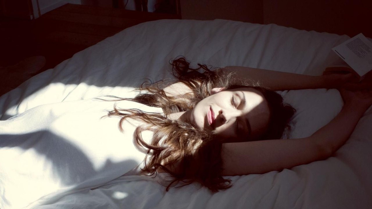 5 choses que les filles aux cheveux parfaits font avant de se coucher
