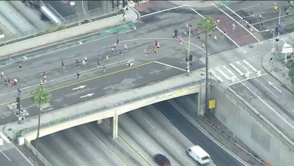 Despite being in confinement, this man was able to run a marathon... on his balcony!