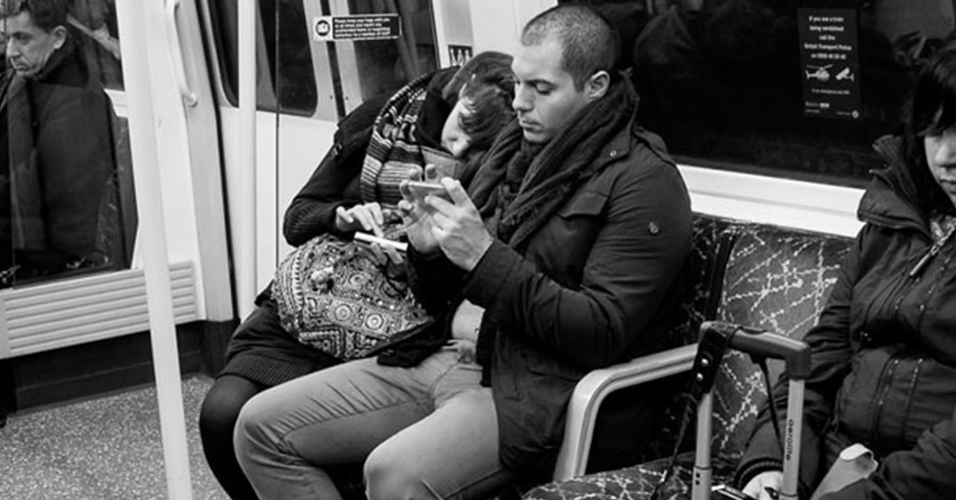 Fotograf knipst Paar in der U-Bahn: Dann bemerkt er etwas Schlimmes