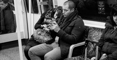 Fotograf knipst Paar in der U-Bahn: Dann bemerkt er etwas Schlimmes