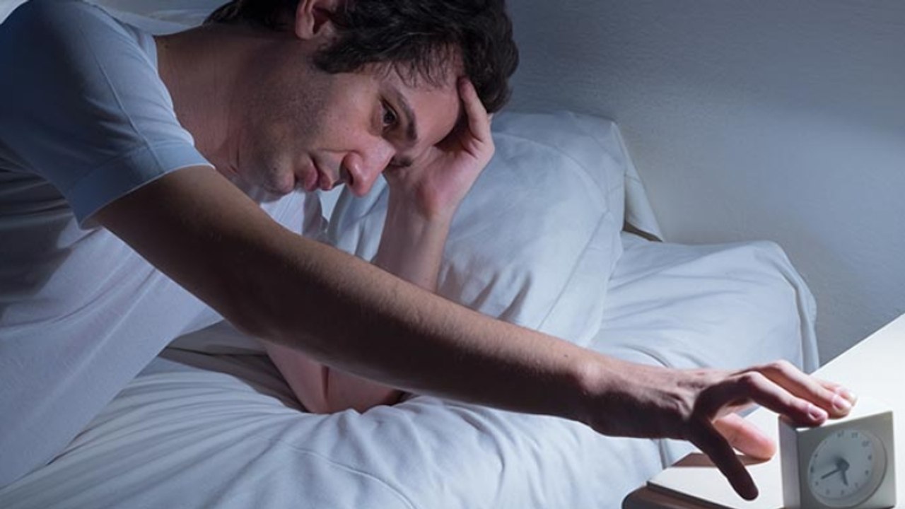 Immer zur gleichen Zeit aufwachen: Dein Körper will dir damit etwas Bestimmtes sagen