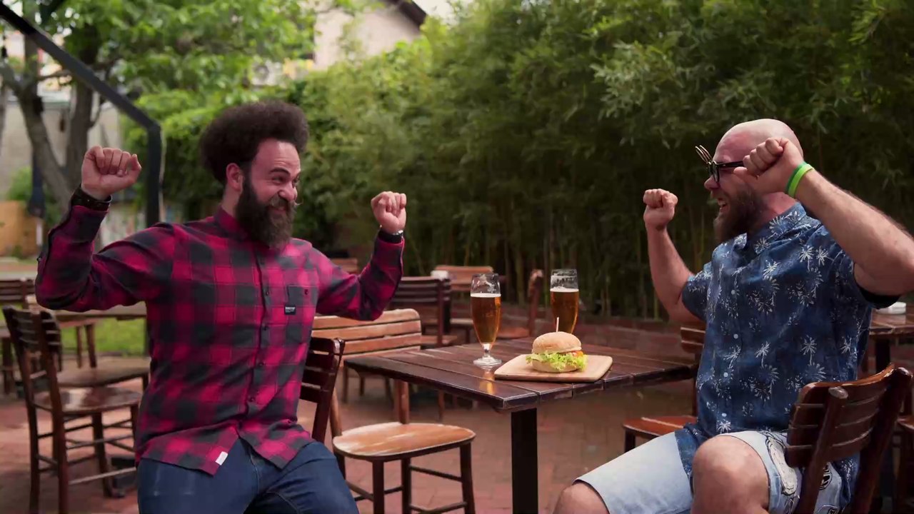 90-jährige Rentnerin trinkt jeden Tag 20 Bier, weil ihr Arzt das sagt