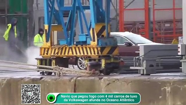 Navio que pegou fogo com 4 mil carros de luxo da Volkswagen afunda no Oceano Atlântico